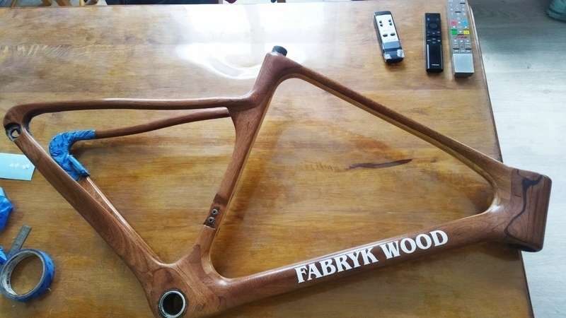 cycliste et constructeur de vélo en bois 